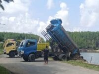 Aktivitas pembangunan pabrik porang di pesisir Sinjai