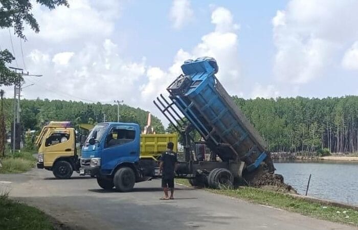 Aktivitas pembangunan pabrik porang di pesisir Sinjai