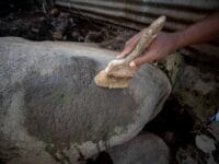 MISTERIUS. Batu seberat 2,5 ton ditemukan di permukiman warga di Bandung. Ada simbol kuno di batu ini yang menarik perhatian para peneliti.