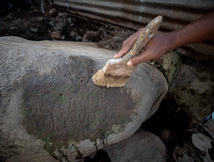 MISTERIUS. Batu seberat 2,5 ton ditemukan di permukiman warga di Bandung. Ada simbol kuno di batu ini yang menarik perhatian para peneliti.