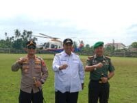 Bupati Maros, Chaidir Syam saat memantau potensi banjir melalui udara.