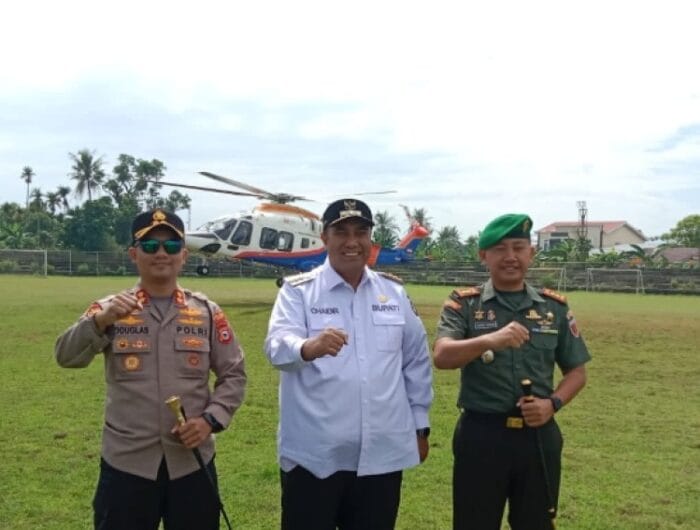 Bupati Maros, Chaidir Syam saat memantau potensi banjir melalui udara.