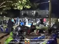 Rekaman layar gambar kelompok massa yang berhadap-hadapan di depan PT Huadi.