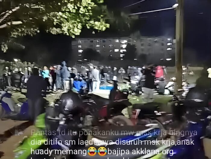 Rekaman layar gambar kelompok massa yang berhadap-hadapan di depan PT Huadi.