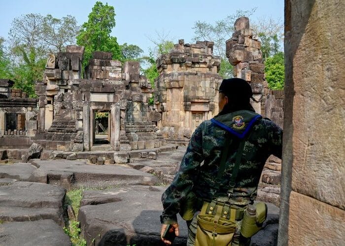 Tentara Thailand yang berjaga di Candi Ta Moan Thom di Khmer. Serangan di candi ini memicu perang antara Kamboja dan Thailand.