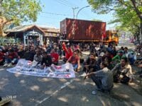 Buruh di Huadi Group melakukan aksi unjuk rasa menuntut hak-hak mereka yang telah dirumahkan oleh perusahaan.