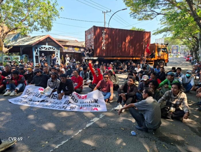 Buruh di Huadi Group melakukan aksi unjuk rasa menuntut hak-hak mereka yang telah dirumahkan oleh perusahaan.