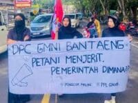 Akttivis GMNI Bantaeng melakukan aksi unjuk rasa terkait kelangkaan pupuk di Bantaeng.