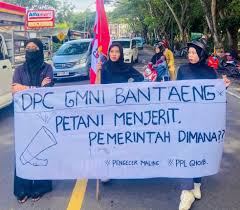 Akttivis GMNI Bantaeng melakukan aksi unjuk rasa terkait kelangkaan pupuk di Bantaeng.