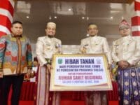 Gubernur Sulsel, Andi Sudirman Sulaiman di Kabupaten Luwu. Pemprov Sulsel berencana membangun rumah sakit senilai Rp25 miliar di perbatasan Luwu-Palopo.