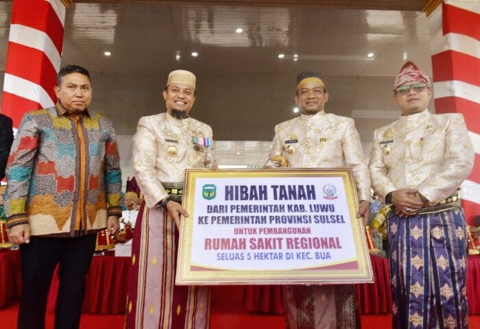 Gubernur Sulsel, Andi Sudirman Sulaiman di Kabupaten Luwu. Pemprov Sulsel berencana membangun rumah sakit senilai Rp25 miliar di perbatasan Luwu-Palopo.