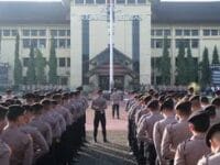 Aparat kepolisian yang sedang upacara di Halaman Polda Sulsel.
