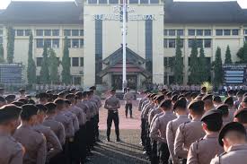 Aparat kepolisian yang sedang upacara di Halaman Polda Sulsel.
