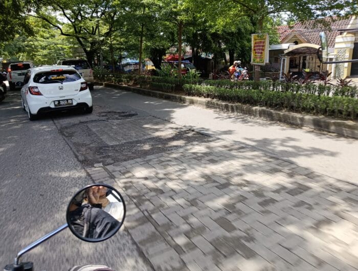 Jalan Hertasning yang selama ini ditambal dengan batu batako akan diperbaiki dengan aspal menyeluruh.