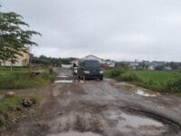 Salah satu jalan yang rusak di Kabupaten Bone. Pemerintah membutuhkan Rp4 Triliun untuk memperbaiki jalan di daerah ini.