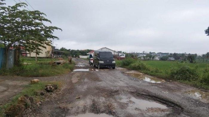 Salah satu jalan yang rusak di Kabupaten Bone. Pemerintah membutuhkan Rp4 Triliun untuk memperbaiki jalan di daerah ini.
