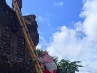 PUTUS. Warga menggunakan bambu untuk melewati jembatan yang putus di Kampung Bungeng, Bulukumba.