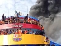 MELOMPAT. Rekaman layar dalam video saat penumpang KM Barcelona V yang terbaakar di perairan laut Sulawesi Utara. Sebagian penumpang diketahui masih sedang tidur di kamar mereka masing-masing saat kebakaran itu terjadi.