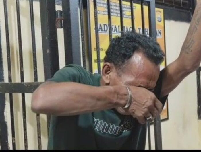 CURHAT. Kakek Daeng Ngawing (61) menangis di Polsek Makassar. Dia mencurahkan isi hatinya kepada polisi yang bertugas lantaran kisah cintanya kandas.
