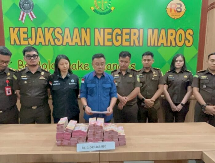 Kejaksaan negeri maros memperlihatkan barang bukti dugaan korupsi di Dinas Kominfo Maros