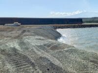 CEGAH ABRASI. Limbah slag nikel di pabrik smelter PT Huadi akan digunakan sebagai program CSR di Takalar untuk mencegah abrasi.