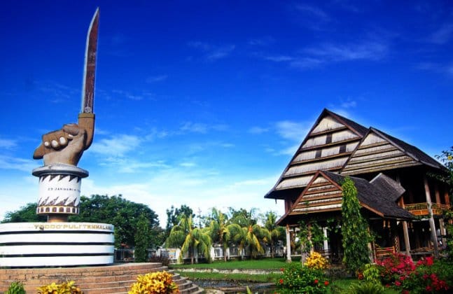 Istana Kedatuan Luwu di Kota Palopo. Daerah ini menjadi salah satu usulan pemekaran provinsi Luwu Raya yang akan terpisah dari Sulawesi Selatan.