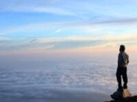 Puncak Mahameru di Gunung Semeru. Mitos di Gunung ini salah satunya adalah tentang puncak abadi para dewa.