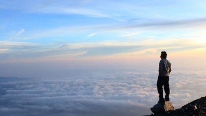 Puncak Mahameru di Gunung Semeru. Mitos di Gunung ini salah satunya adalah tentang puncak abadi para dewa.