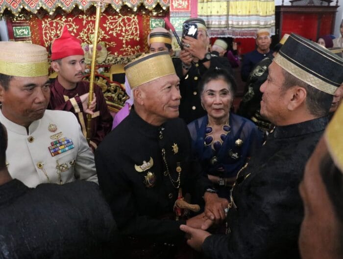 Bupati pertama di Luwu Timur, Andi Hatta Marakarma diangkat menjadi Mancari Malili oleh datu Luwu.