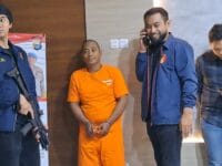 Polisi mengakankan tersangka pelaku penembakan staf desa di Gowa. Pelaku melakukan penembakan itu dari jarak 4 meter.