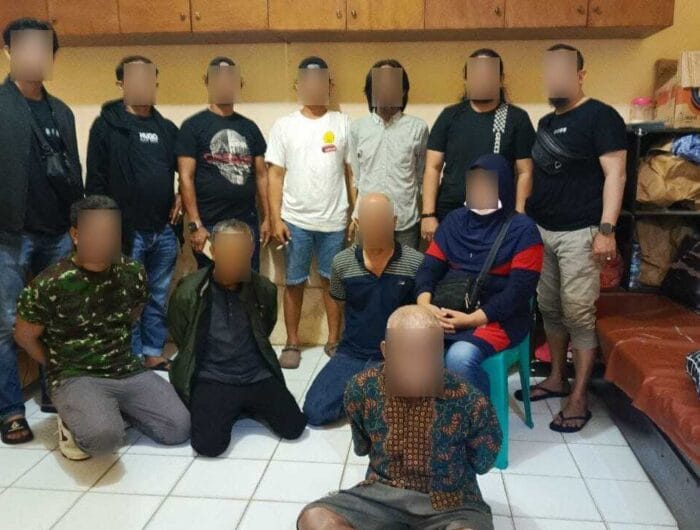 SR (mengenakan baju batik), tersangka utama kasus penculikan gadis 14 tahun di Bone.