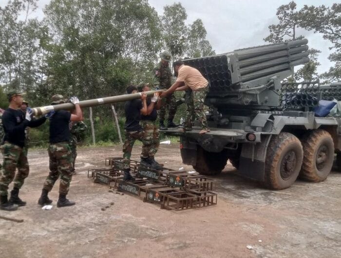 Kendaraan militer dipersiapkan untuk memulai perang antara Thailand vs Kamboja