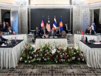 Delegasi Kamboja dan Thailand saat melakukan perundingan di Malaysia pada masa gencatan senjata setelah perang selama 4 hari.