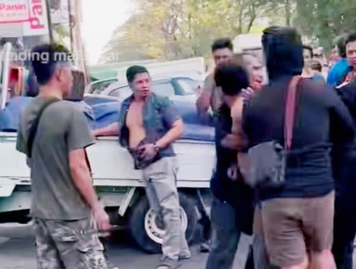 Rekaman layar yang memperlihatkan aksi kekerasan seorang preman di Pasar Kalimbu yang menyerang pedagang sayur karena meminta upeti.