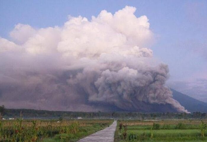 Erupsi gunung semeru di Lumajang, Jawa Timur, Senin, 14 Juli 2025.