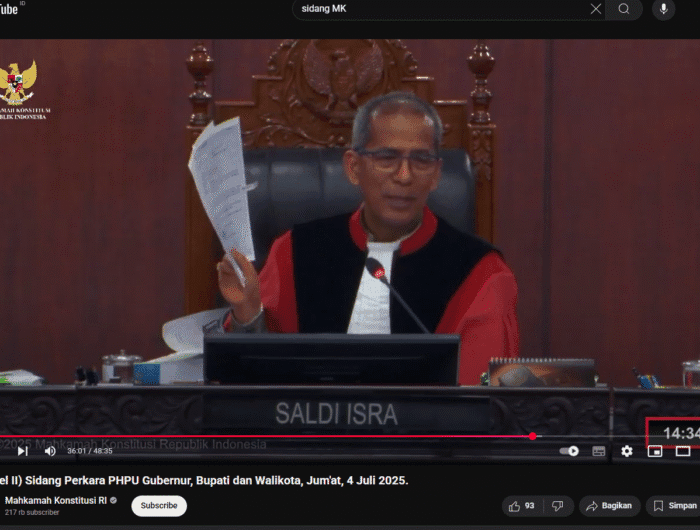 Potongan gambar ketua hakim MK, Saldi Isra saat memperlihatkan dokumen pihak terikait dalam sidang lanjutan sengketa PSU Kota Palopo.