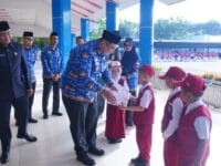 Seragam sekolah gratis di Maros mulai dibagikan. Pemerintah menyediakan anggaran Rp2 M untuk 15 ribu seragam sekolah itu.