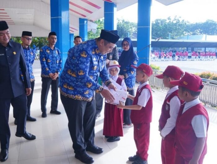 Seragam sekolah gratis di Maros mulai dibagikan. Pemerintah menyediakan anggaran Rp2 M untuk 15 ribu seragam sekolah itu.