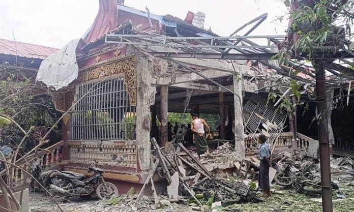 Puing-puing sisa serangan udara junta militer myanmar di sebuah kuil buddha.