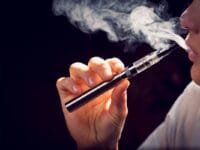 BAHAYA. ilustrasi gambar rokok elektrik