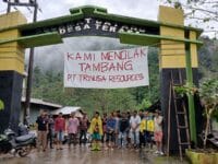 KAWASAN ADAT. Warga di Desa Terasa, Kabupaten Sinjai menyatakan penolakan terhadap rencana pembangunan tambang emas di kawasan itu. Handover: Suara jelata.