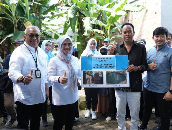Bupati Gowa, Husniah Talenrang memberikan bantuan bedah rumah kepada Syamsuddin Arsyad, warga Desa Tamanyeleng Kecamatan Barombong yang alami kemiskinan ekstrem.