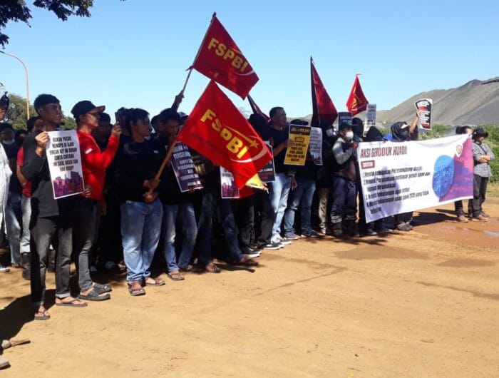 DEMO. Buruh di Huadi Group Bantaeng melakukan aksi unjuk rasa terkait PHK yang terjadi kepada 350 buruh di pabrik smelter itu.
