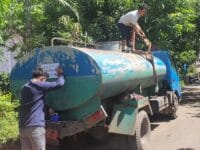 AIR BERSIH. Krisis air bersih terjadi di Kabupaten Bantaeng setelah banjir yang melanda daerah itu.