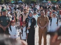 Bupati Gowa, Sitti Husniah Talenrang bersama dengan Wakil Bupati Gowa, Darmawangsyah Muin menyerahkan bantuan seragam sekolah gratis yang merupakan janji kampanye saat Pilkada lalu.