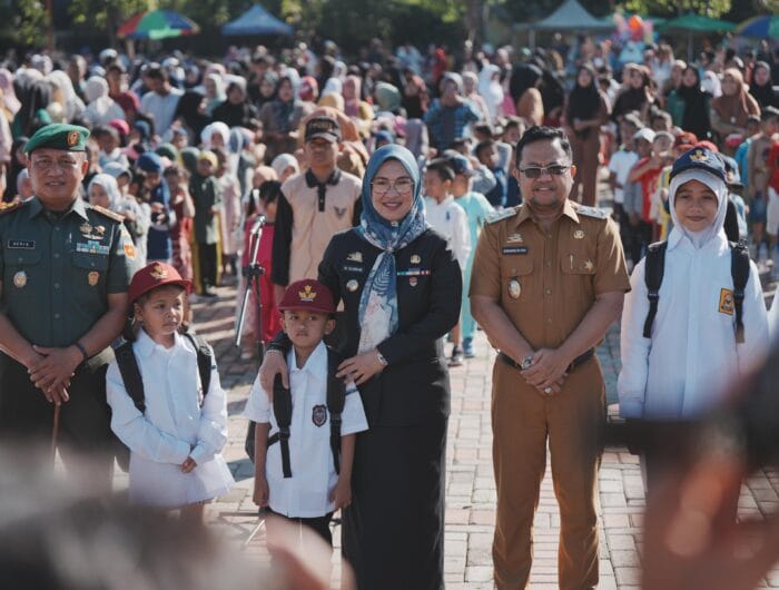 Bupati Gowa, Sitti Husniah Talenrang bersama dengan Wakil Bupati Gowa, Darmawangsyah Muin menyerahkan bantuan seragam sekolah gratis yang merupakan janji kampanye saat Pilkada lalu.