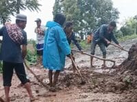 Warga di kampung Lannying bahu membahu membersihkan sisa-sisa lumpur yang menumpuk akibat banjir di Bantaeng.