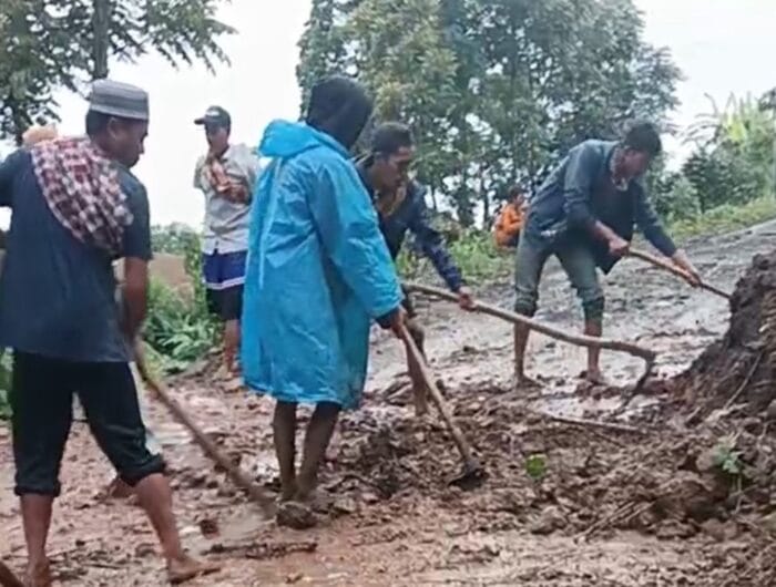 Warga di kampung Lannying bahu membahu membersihkan sisa-sisa lumpur yang menumpuk akibat banjir di Bantaeng.