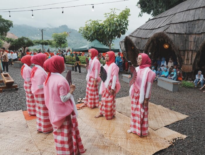 Bupati Gowa, Sitti Husniah Talenrang membuka Art Culture Festival Paddekko dan Barutu di Pattiroang Cafe & Resto