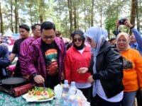 Bupati Gowa, Siti Husniah Talenrang bersama wakil Bupati Gowa, Darmawangsyah Muin saat mencicipi masakan dari peserta Cooking Challenge di Event Beautiful Malino.